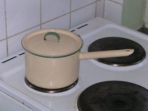 „Cooking pot kockum“. Lizenziert unter Gemeinfrei über Wikimedia Commons - 